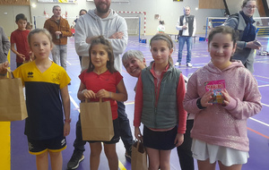 Laly termine 4ème sur 10 joueuses engagées. bravo !
de gauche à droite : Sara, Elisa, Patricia, Jeanne, Laly
cherchez l'intruse !